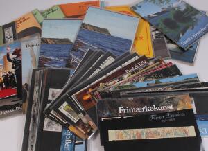 Danmark. Kasse med årsmapper, souvenirmapper, frimærkehæfter osv. Stor pålydende
