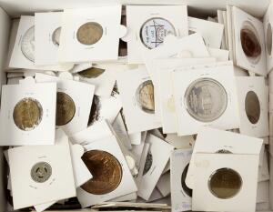 Æske med større samling af diverse danske og udenlandske tokens og medailler med mere - interessant lot for den rigtige samler