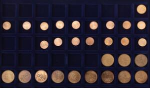 Større samling af mønter fra hele verden i flyttekasse og diverse småkasser, bl.a. en del Danmark, England, Norge, Sverige med flere med en del sølv iblandt