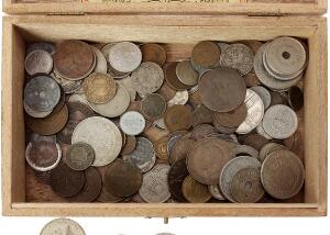 Samling med bl.a. erindringsmønter 9 stk., 1  2 kr Ag 6 stk., 5 øre 1919jern, 10 øre 1884, Grønland, 25 øre 1926 med hul, udland med lidt Ag etc.