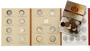 Erindringsmønter 1888 - 1972 komplet 16 stk. i Siegmappe samt lille æske diverse mønter bl.a. 12 kr Ag 3 stk., 1 sk. 1771 4 stk. etc.