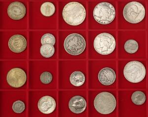 Samling af mønter, bl.a. Danmark, 10 kr 1908, H 2, F 298, 20 kr 1915, H 1A, F 299, 12 rigsdaler 1854 VS, H 9 samt udland