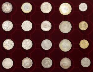 Erindringsmønter, 1888-1986 komplet sæt på 17 stk., flere pudsede 20 kr 1992, 1997 samt Holland, 1 Gulden 1980, i alt 20 stk. på Leuchtturm bakke