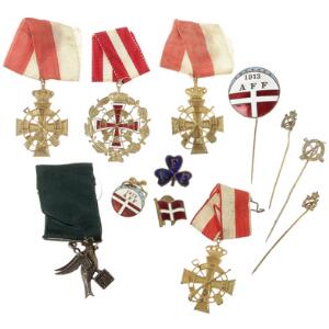 Samling emblemer, medailler, nåle, mærker etc. bl.a. 5 stk. logemedailler med bånd, i alt 12 stk.