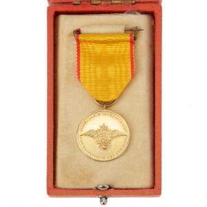 Forsvarets æresmedalje i forgyldt sølv for kapflyvning med brevduer - med originalt bånd og i original æske