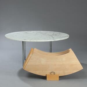 Poul Kjærholm PK-54. Cirkulært spisebord med stel af børstet stål, top af lys marmor, tillægsring af ahorn med holder.