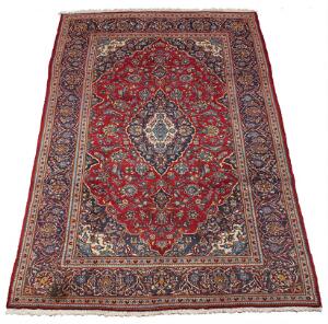 Keshan medaljontæppe, prydet med blomster og bladværk på rød bund. Persien. 20. årh.s slutning. 323 x 202.