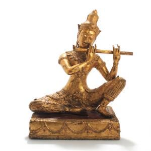 Fløjtespiller. Figur af forgyldt og rødmalet bronze rigt støbt med ornamentik. Indien. 19.-20. årh. H. 32.