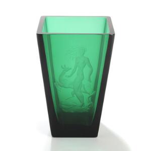 Vicke Lindstrand Firesidet vase af mørkegrønt glas, ætset med nøgen kvinde og springende hjort. Sign. Orrefors Lindstrand 1349. H. 22.