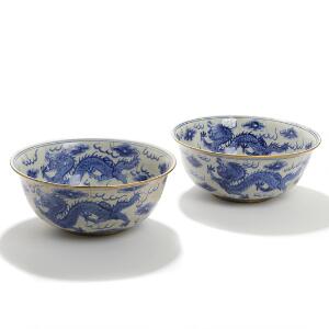 Et par kinesiske skåle af porcelæn dekoreret i krakeléglasur med drager og skyer samt bånd af messing. Ca. 1900. H. 13. Diam. 31,5. 2