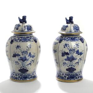 Et par kinesiske lågvaser af porcelæn med messing bånd, rigt dekoreret med grenværk og hunde. 19.-20. årh. H. inkl. låg 55. 2