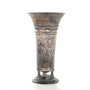 A. Dragsted Trompetformet vase af sølv, støbt med ornamentik. Stemplet A. Dragsted Kjøbenhavn, 1919. Vægt ca. 415 gr. H. 19.