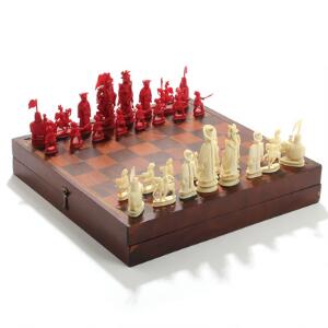 Kinesisk skak og backgammon spil i kasse af mørk og lys mahogni med intarsia samt 32 skakbrikker af elfenben og rødmalet elfenben. Ca. 1900. 33