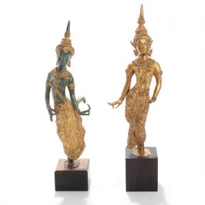 Dansende gudinder. To orientalske figurer af delvist forgyldt og patineret bronze. 20. årh. H. 38 og 41. 2