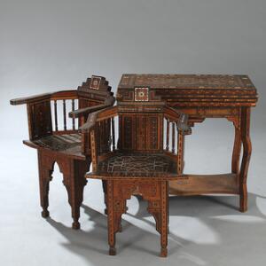 Orientalsk spillebord og et par stole af rigt indlagt træ, prydet med perlemor. Antageligt Iran, ca. 1930. H. 80. B. 82. D. 42. 3