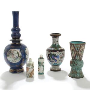 Tre vaser af porcelæn samt to cloisonné vaser dekoreret med drager, hjort, fisk m.m. 19.-20. årh. H. 8-27. 5