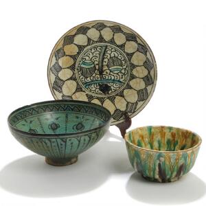 Skål og to fade af lertøj og porcelæn dekoreret i grå, grønne og orange farver, 18.-20. årh. H. 5,5-10. Diam. 15-24,5. 3