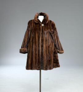 Pelsfrakke af brun mink. Str. 42. L. ca. 1 m. B. ca. 45 cm.