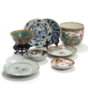 Skål, urtepotteskjuler og seks tallerkner af porcelæn dekoreret med drager, personer og bladværk. 19.-20. årh. Diam. 16-23. 8