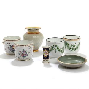 To par urtepotteskjulere, to vaser samt skål af porcelæn. Udført hos Meissen og Kgl. P m.fl. 19.-20. årh. H. 16 og 17. 7