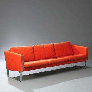Hans J. Wegner Fritstående tre-personers sofa betrukket med orange uld, stel af børstet stål. Model JH 803.