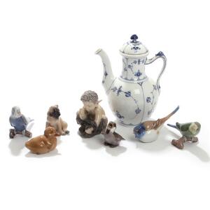 En samling figurer af porcelæn samt Musselmalet Riflet kaffekande, Kgl. P. Figurer H. 6-11,5. 8