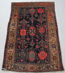 Semiantikt Hamadan tæppe, Persien. Geometrisk ornamentik på blå bund. Knyttet på uldkæde. 1930-1940. 197 x 120.