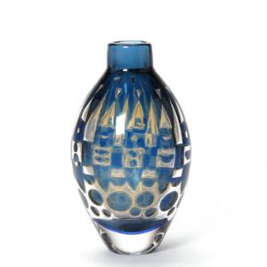 Ingeborg Lundin Ariel. Vase af klart, gulligt  og blåt glas indlagt med geometrisk mønster af luftbobler. H. 23.