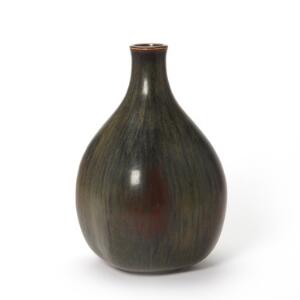 Edith Sonne Stor, firsidet vase af stentøj. Dekoreret med harepelsglasur i brunt og okkerfarvet. Sign. Sonne, Saxbo Denmark. H. 30.