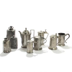 En samling tin, bestående af skrueflaske, kaffekande, lågkrus, krus samt lommelærke. 19. årh. H. 17-26,5. 9