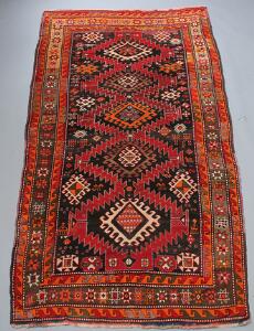 Semiantikt KaukasiskKarabagh tæppe. Gentagelsesmønster med geometrisk design og hagemedaljoner. Ca. 1950. 337 x 177.