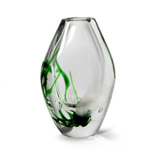 Vicke Lindstrand Vase af klart glas indlagt med motiver grønt glas forestillende havplanter samt med ydre slibninger i form af fisk. H. 27.