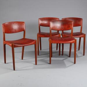 Ejner Larsen, Aksel Bender Madsen Et sæt på fire stole af egetræ, sæde samt ryg med rødbrunt skind. Udført hos Willy Beck. 4