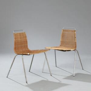 Poul Kjærholm PK-1. Et par spisestole med stel af matforkromet stålrør, sæde og ryg udspændt med flettet peddigrør. 2