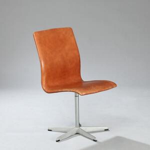 Arne Jacobsen Oxford. Sidestol med fempasfod af aluminium samt drejesokkel af stål. Sæde og ryg betrukket med patineret naturskind.