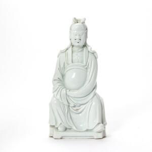 Blanc-de-chine figur forestillende Byvogter. Kina, 20. årh. H. 31 cm.