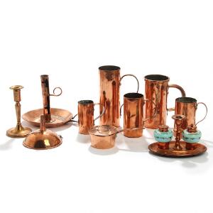En samling kobbertøj, bestående af fem større og mindre kobbermål, tragt, kasserolle, skrivesæt, stage og kammerstage. 19. årh. H.21,5-6,5. 10