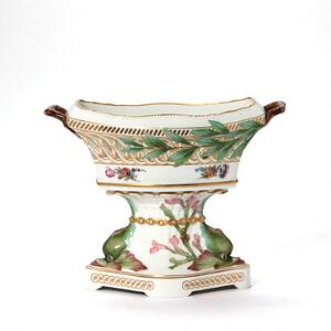 Saksisk Blomst oval opsats af porcelæn, genenmbrudt, dekoreret i farver og guld. 2775. Royal Copenhagen. H. 23 cm. L. 30 cm.