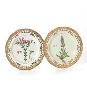 Flora Danica to tallerkener af porcelæn med gennembrudt fane. 3554. Royal Copenhagen. Diam. 23 cm. 2