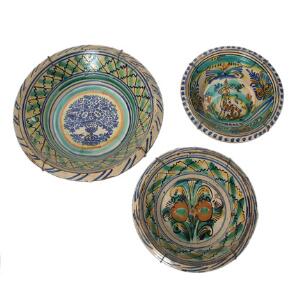 Lebrillo tre fade af keramik, dekorerede i farver med henholdsvis dyr, blomster og stiliseret ornamentik. Spanien, 19. årh. Diam. 34-47 cm. 3
