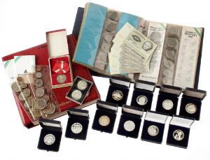 Årgangssamling inkl. 25 øre 1960, 12 kr Ag 3 stk., erindringsmønter 8 stk., mange kurserende delvis i mange sæt, moderne medailler Ag 11 stk. inkl. Fr. IX