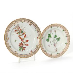 Flora Danica flad og dyb tallerken af porcelæn, dekorerede i farver og guld med blomster. 3549 og 3546. Royal Copenhagen. Diam. 22 og 25,5 cm. 2