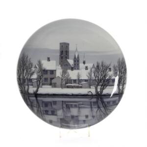 Rundt fad af porcelæn, dekoreret i farver med Ribe Domkirke. Sign. St. Ussing 251 1924. Royal Copenhagen. Diam. 41,5 cm.