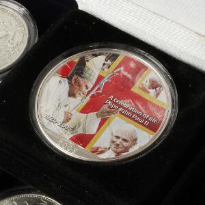 Samling mønter og medailler Mønthuset Danmark i alt 26 stk. samt Spanien, Proof sæt 2005 50, 10, 10, 10 euro Ag i orig. æske