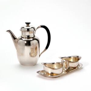 Kaffeservice af sølv bestående af kaffekande samt ej tilhørende sukkerskål og flødekande og lille bakke. Cohr, 20. årh. Vægt 585 gr. 4