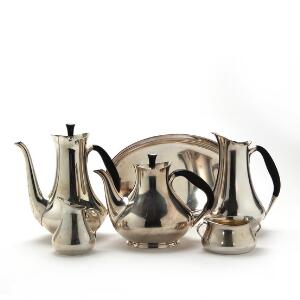 Kaffe- og teservice af sølv bestående af kaffe-, te-, mælke- og flødekande, sukkerskål samt ej tilhørende bakke. Vægt 1915 gr. H. 5-21 cm. 6