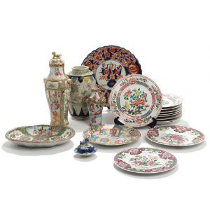 En samling orientalsk porcelæn, dekoreret i farver. 19.-20. årh. Vaser H. 17-34. 17