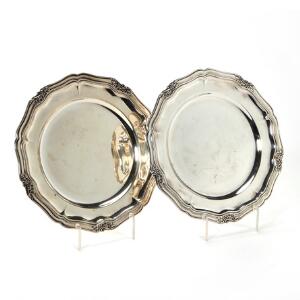 Et par dækketallerkener af sølv. Cohr, 1948. Diam. 27 cm. Vægt 950 gr. 2