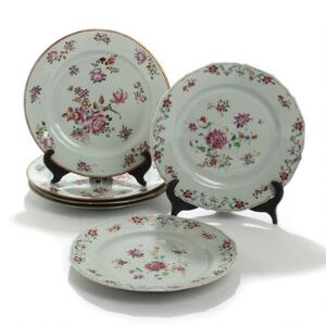 Fire  to Familie rose tallerkener af porcelæn, dekorerede i emaljefarver. Qianlong 1736-1795. Diam. 23. 6