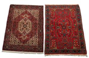 Goltough og Sarough tæppe, prydet med ornamentik, blomster og bladværk på rød og lys bund. Persien. 20. årh. 143 x 103 og 150 x 105. 2